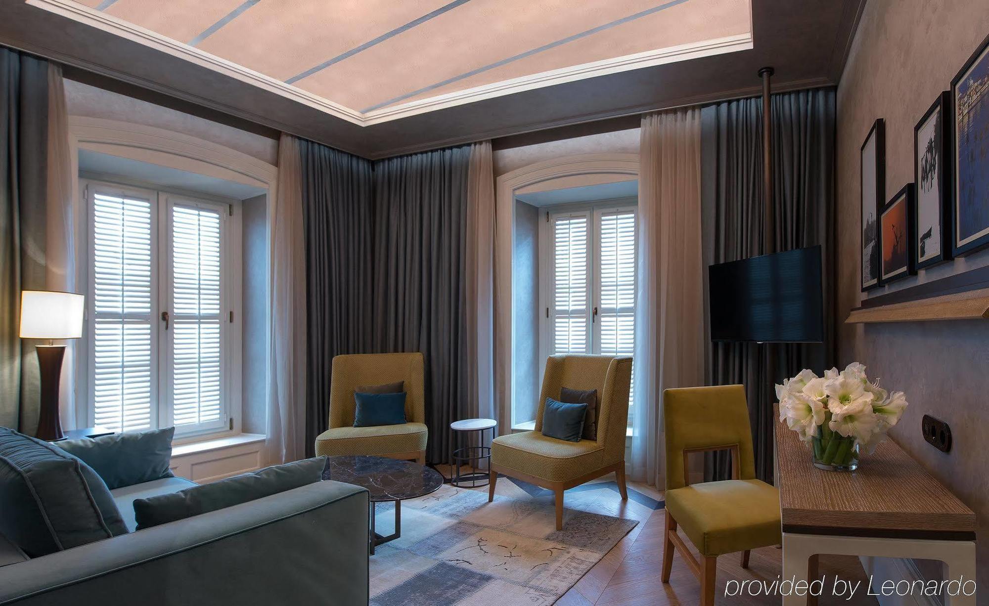 10 Karakoy Hotell Istanbul Eksteriør bilde The interior of a suite at the hotel